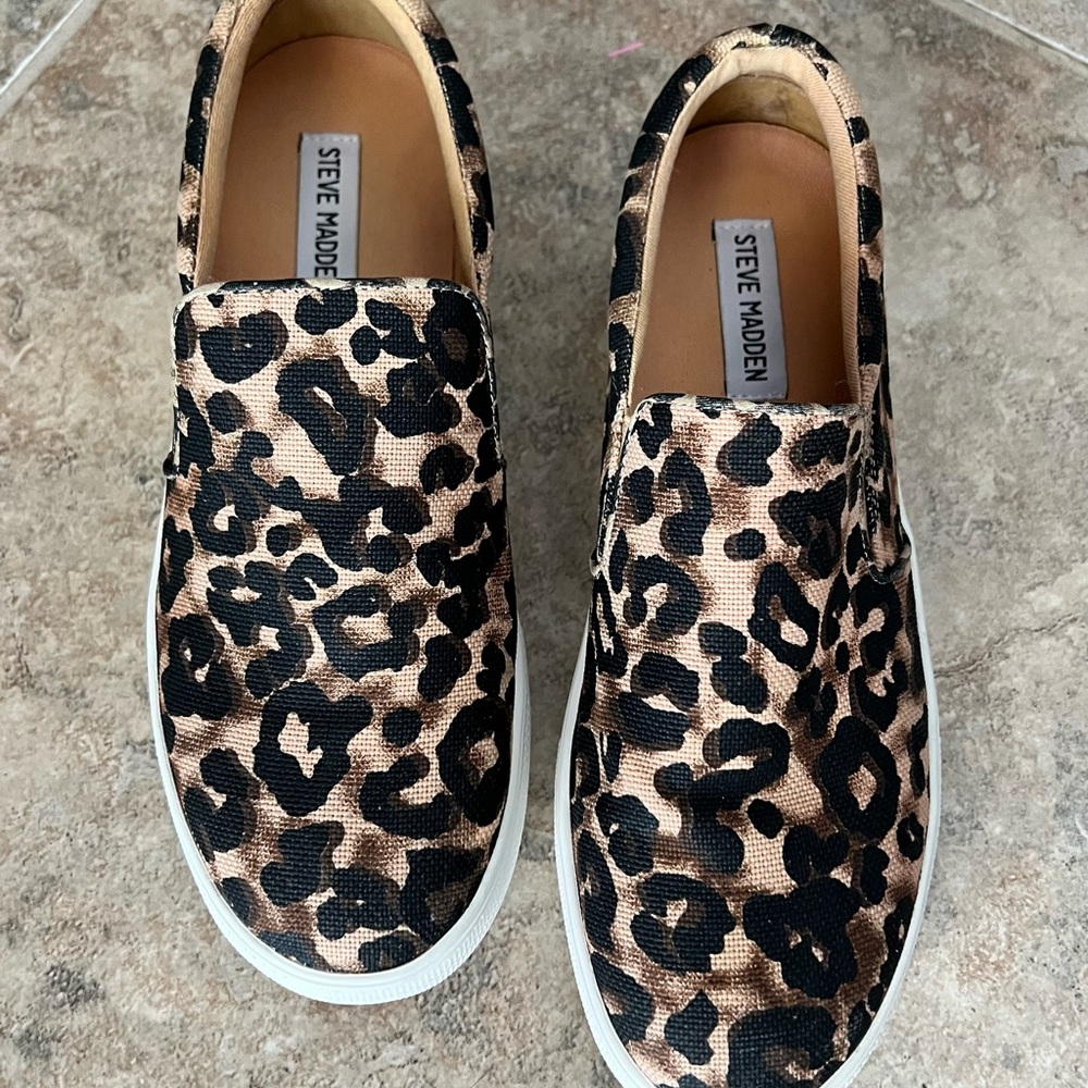Steve Madden Animal Print Slip-On Shoes Women’s size 8.5